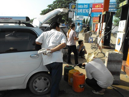 Nhiều khách hàng vẫn cho rằng, giá dầu giảm 400 đồng/lít "chưa ăn thua".